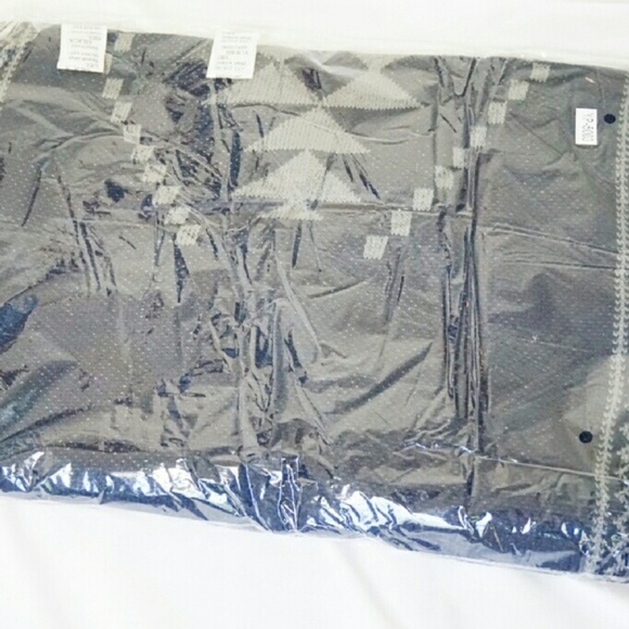 5-Star Reviewed Aztec Print Knitted Poncho - Picture 4 of 8